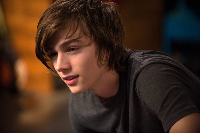 Miles Heizer – Biography 2020 - BiographON